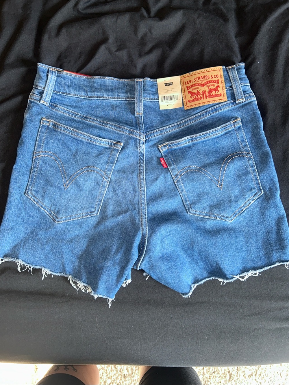 NWT Levi’s High-Rise Distressed Denim Shorts Hypersoft Women’s size 6 / 28 - Picture 3 of 6